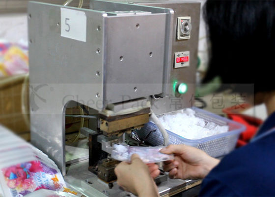 Tribune op Zak Plastic Spuiten Heet het Verzegelen Machine Handhoog rendement