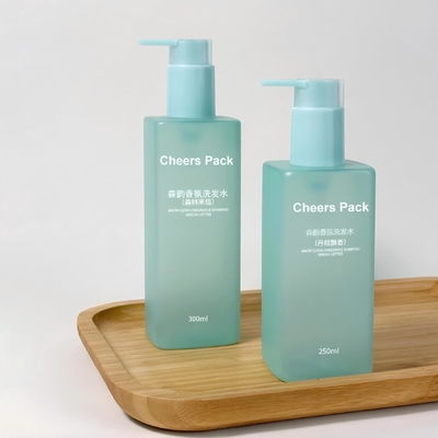 PET cosmetische flessen voor shampoos, body wash met pomp PET cosmetische flessen