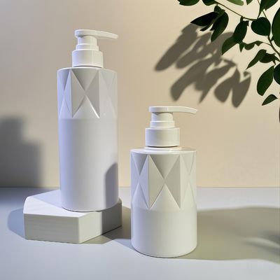 Glasvormige PET cosmetische fles met perspomp en aangepast logo 5000 stuks MOQ 15-35 dagen Levering