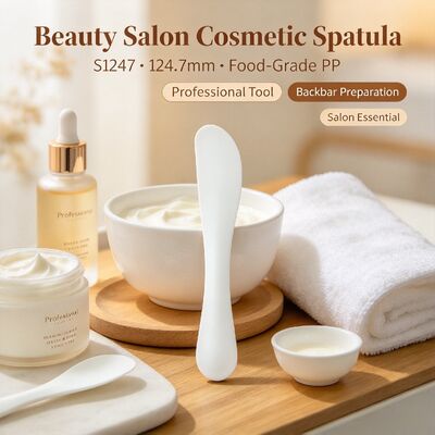 S1247 Food Grade PP Cosmetic Mixing Spatula For Beauty Salon. Ideaal voor het mengen van maskerpoeder en schoonheidscrèmepasta. Perfect voor schoonheidssalons, spa studio's en thuis DIY huidverzorging. Groothandel beschikbaar.