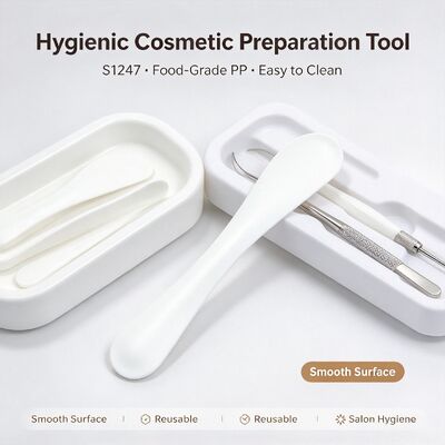 S1247 Food Grade PP Cosmetic Mixing Spatula For Beauty Salon. Ideaal voor het mengen van maskerpoeder en schoonheidscrèmepasta. Perfect voor schoonheidssalons, spa studio's en thuis DIY huidverzorging. Groothandel beschikbaar.