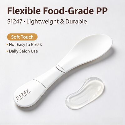S1247 Food Grade PP Cosmetic Mixing Spatula For Beauty Salon. Ideaal voor het mengen van maskerpoeder en schoonheidscrèmepasta. Perfect voor schoonheidssalons, spa studio's en thuis DIY huidverzorging. Groothandel beschikbaar.
