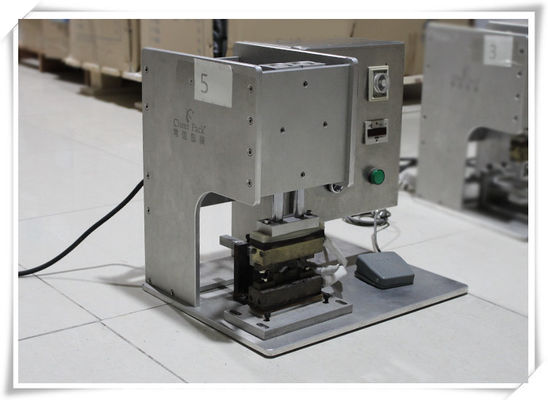 Kleine semi-automatische hitteverzegelingsmachine voor gespuugde opstaande zakken en capsulebekers
